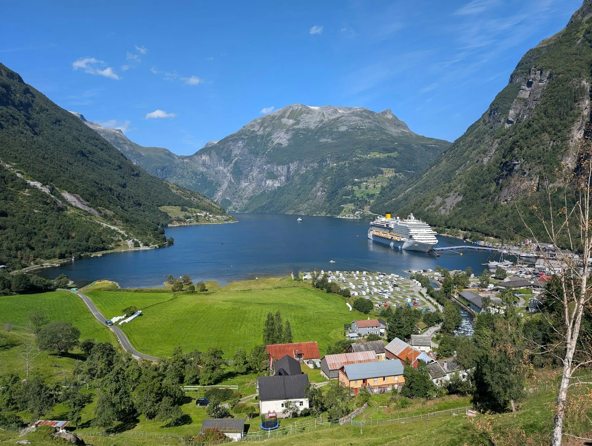 Un ferry pour voitures traverse un fjord norvégien entre des versants escarpés