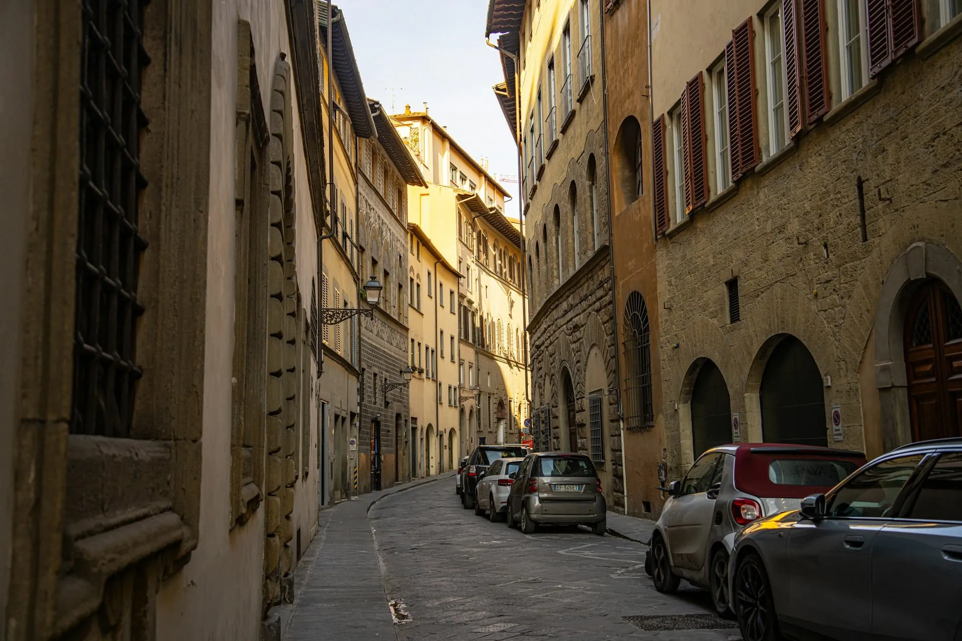 Une ruelle étroite de la vieille ville de Florence, trop serrée pour deux voitures