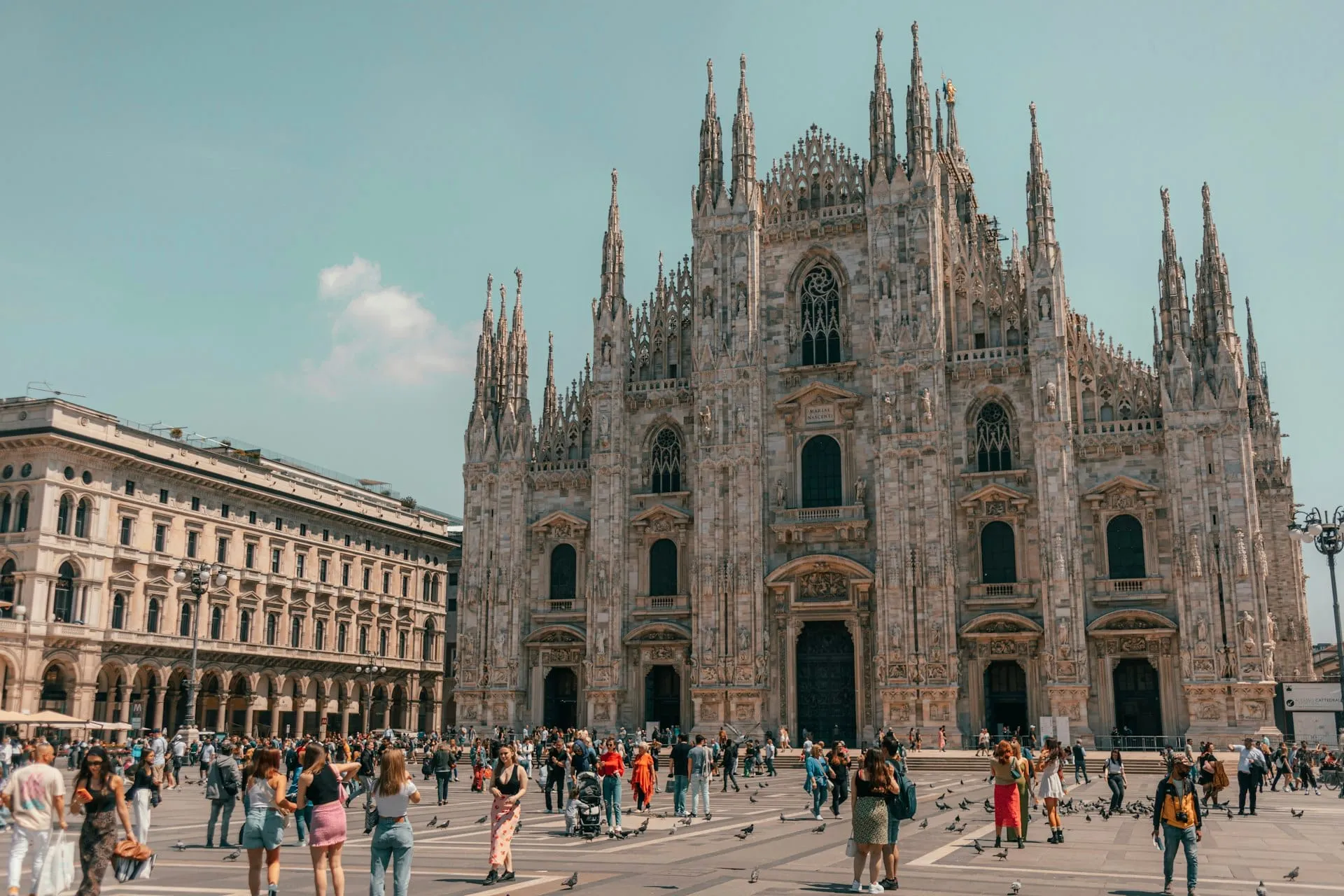 La place du Dôme à Milan avec des piétons et des tramways, sans voitures privées