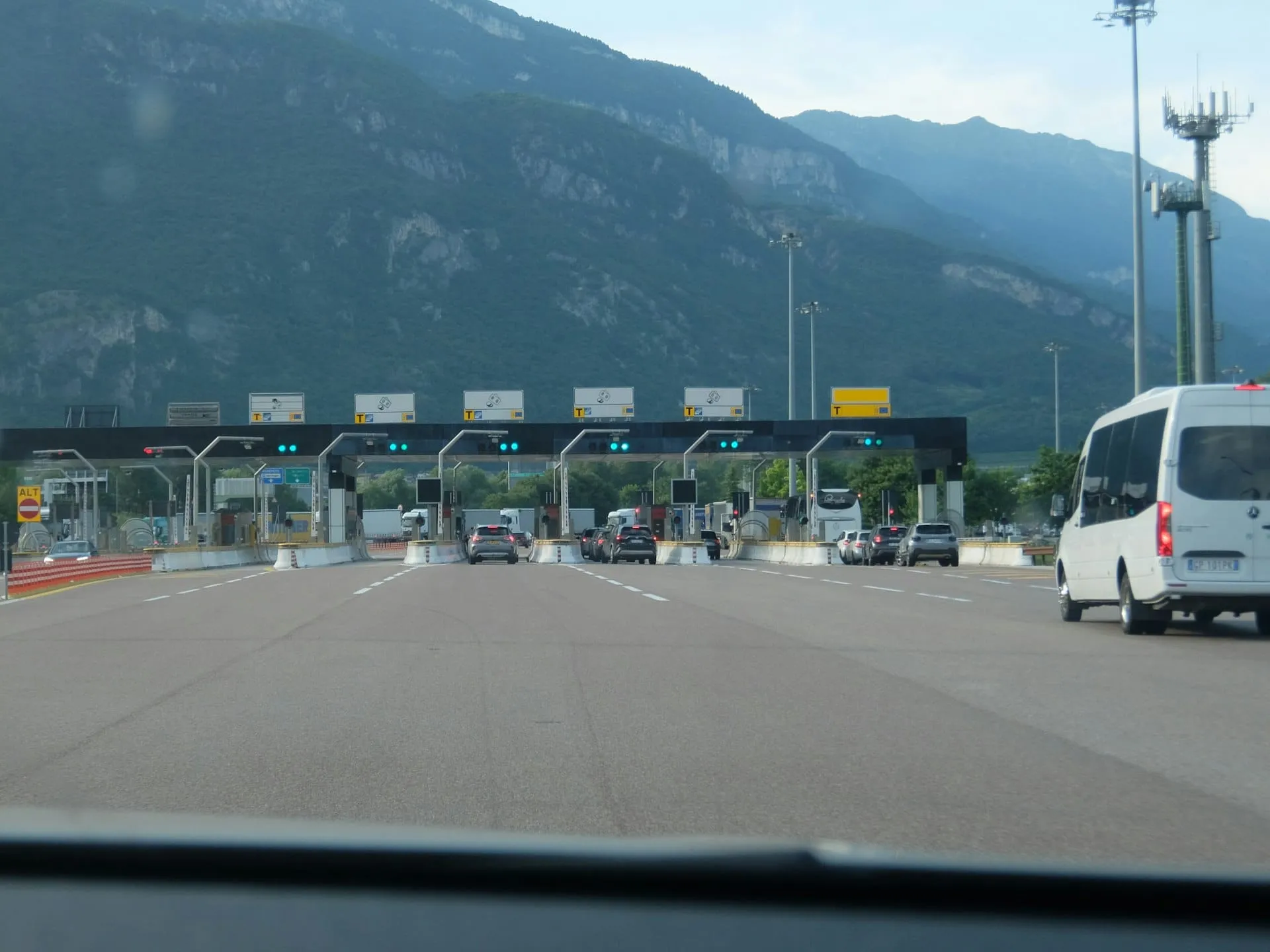Une rangée de barrières de péage sur une autoroute italienne