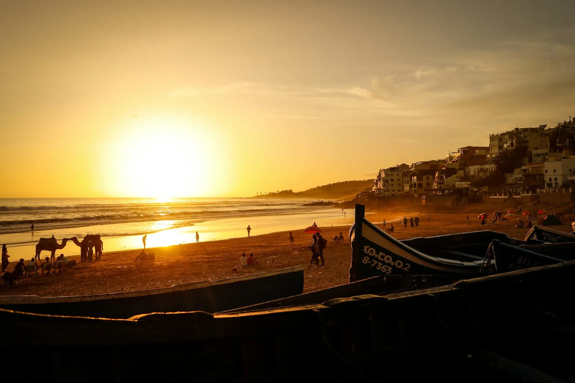 Un van parcheggiato al tramonto sopra una spiaggia atlantica selvaggia