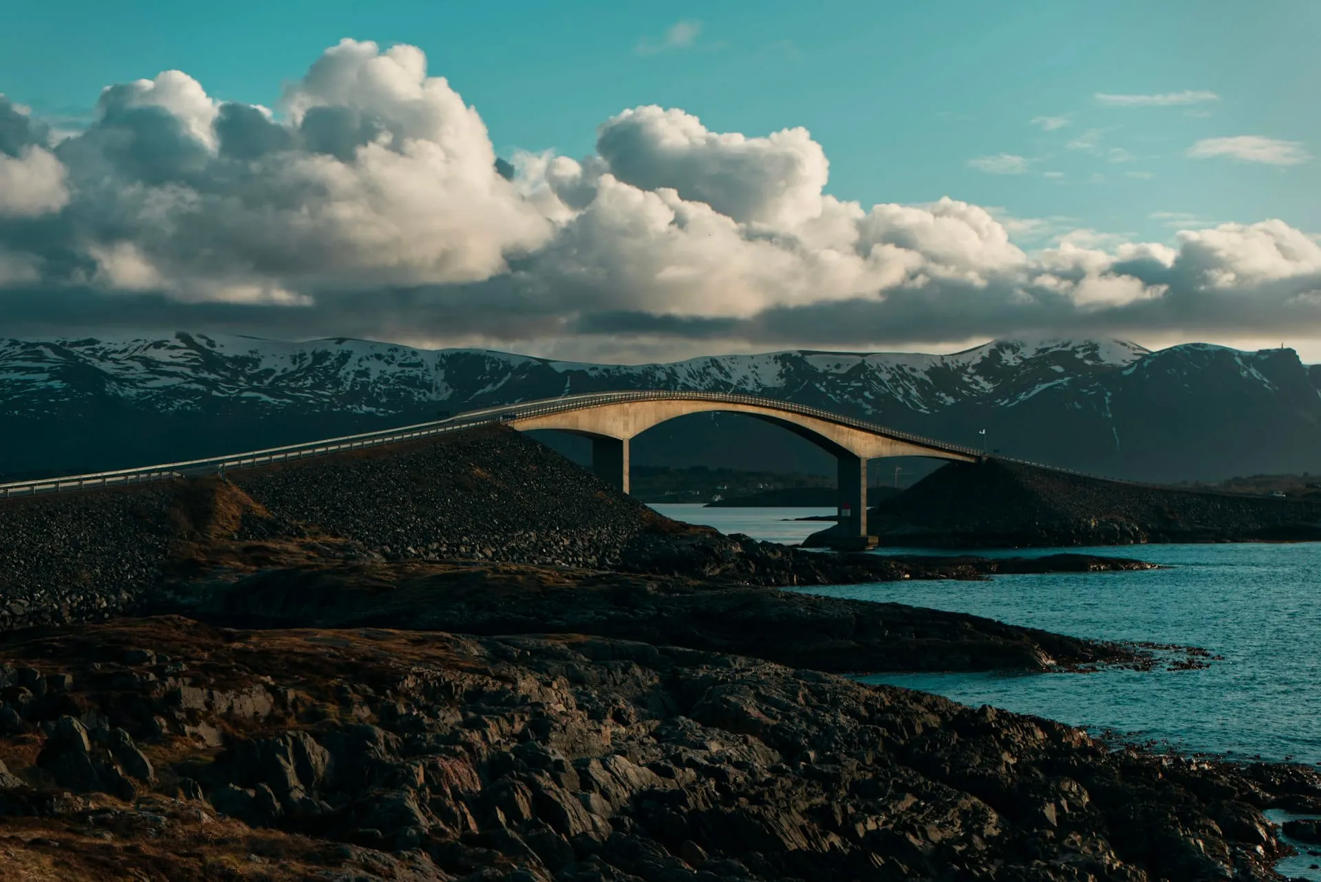 La Route de l'Atlantique serpente sur ses ponts entre les îlots de la côte norvégienne