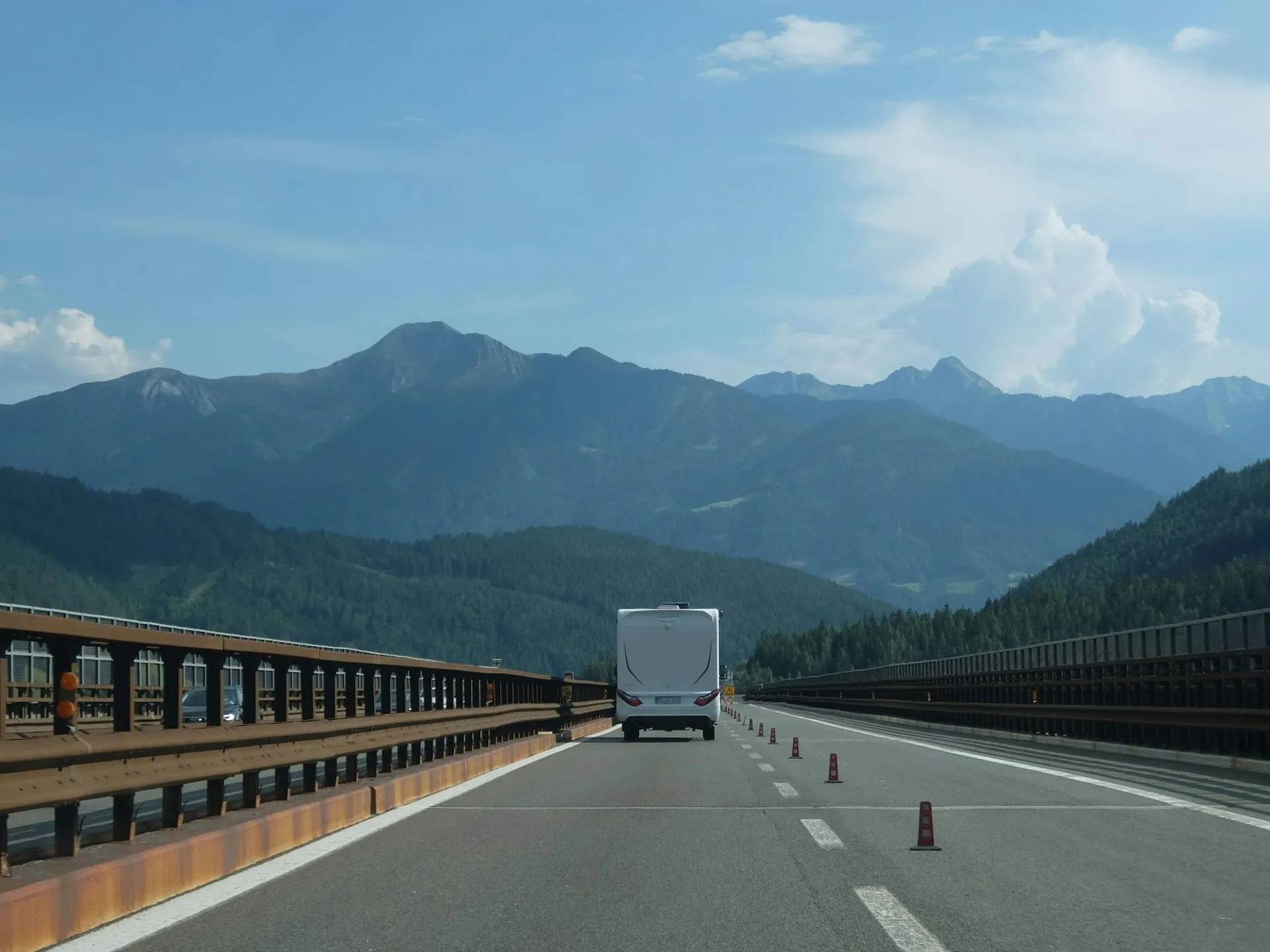 Vista del cruscotto durante l'attraversamento di un confine europeo, documenti nella tasca della portiera