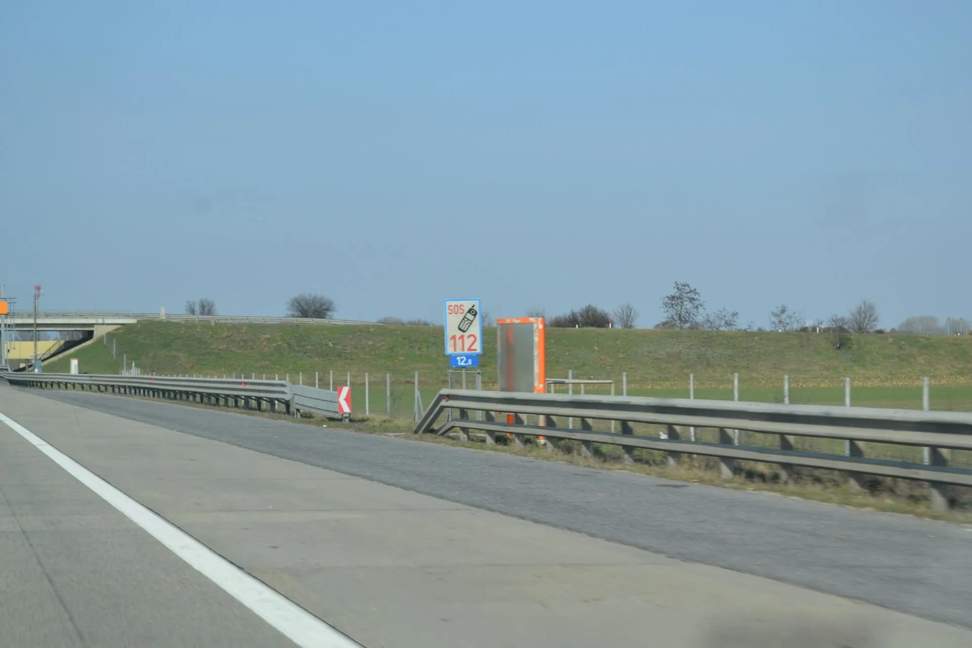 Voitures en file à une gare de péage sur une autoroute française