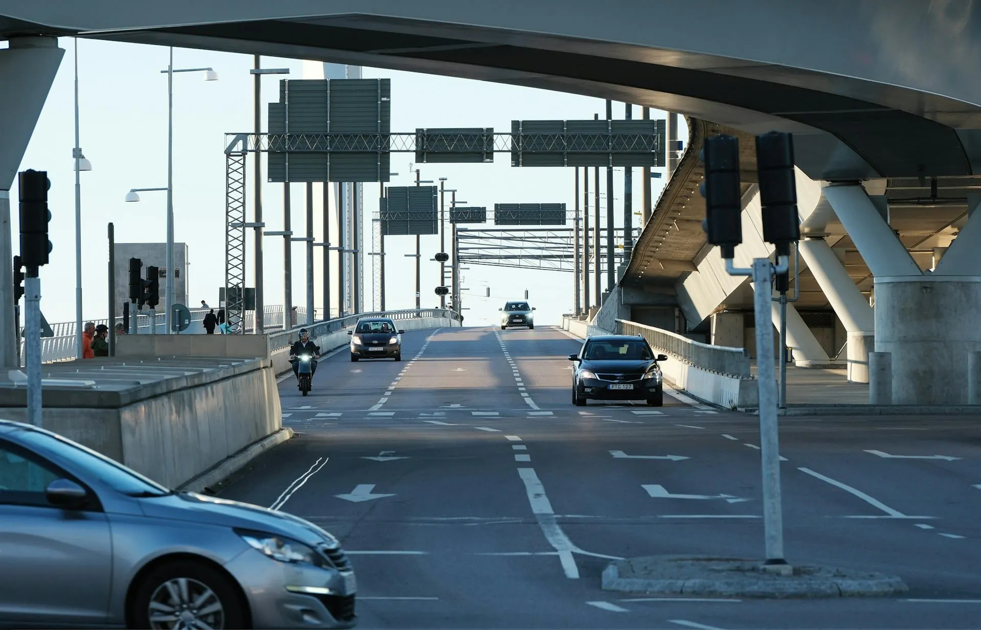 Un casello autostradale nel sud Europa al crepuscolo