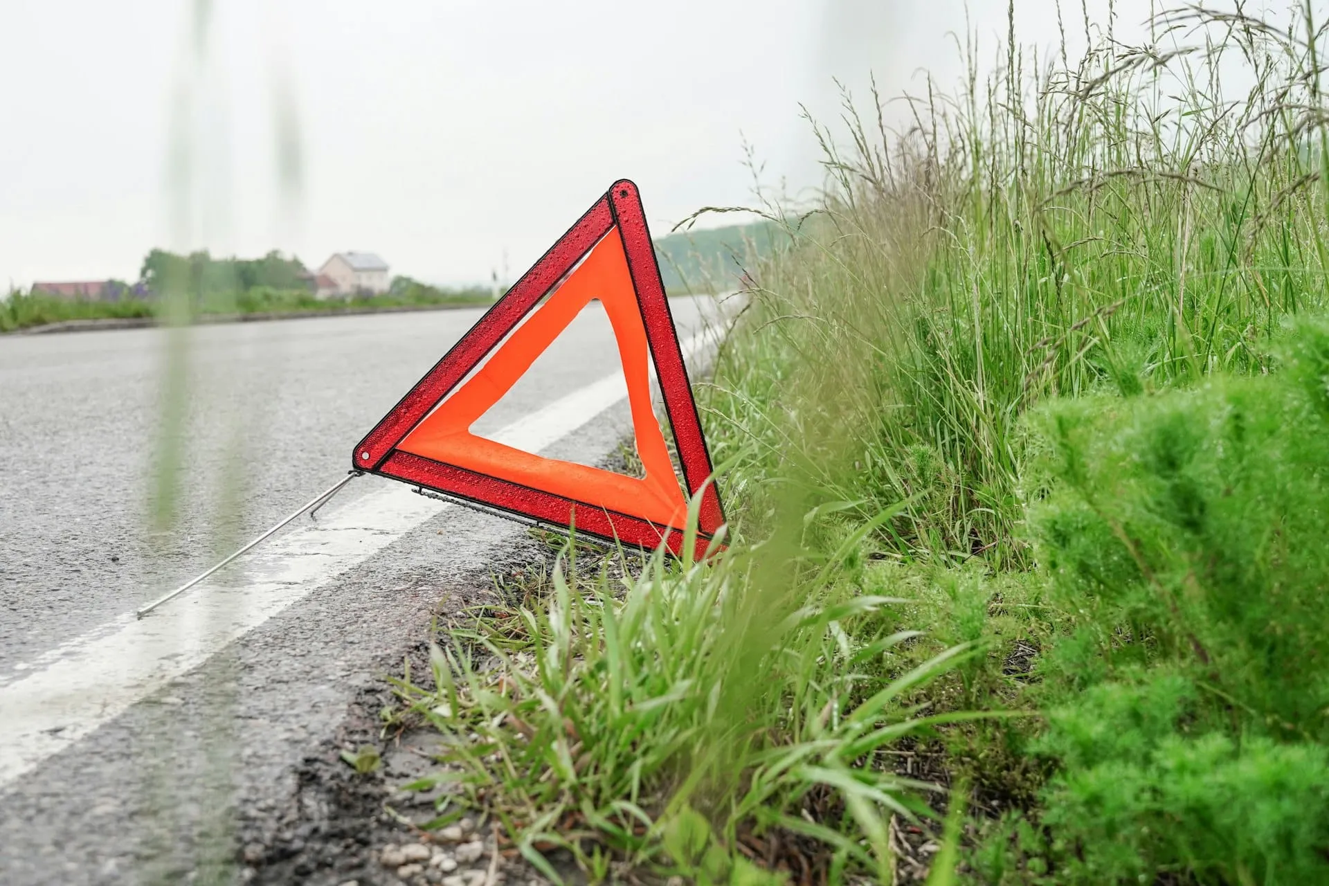 Dotazione obbligatoria disposta: giubbotti, triangolo, kit di primo soccorso, lampadine di ricambio