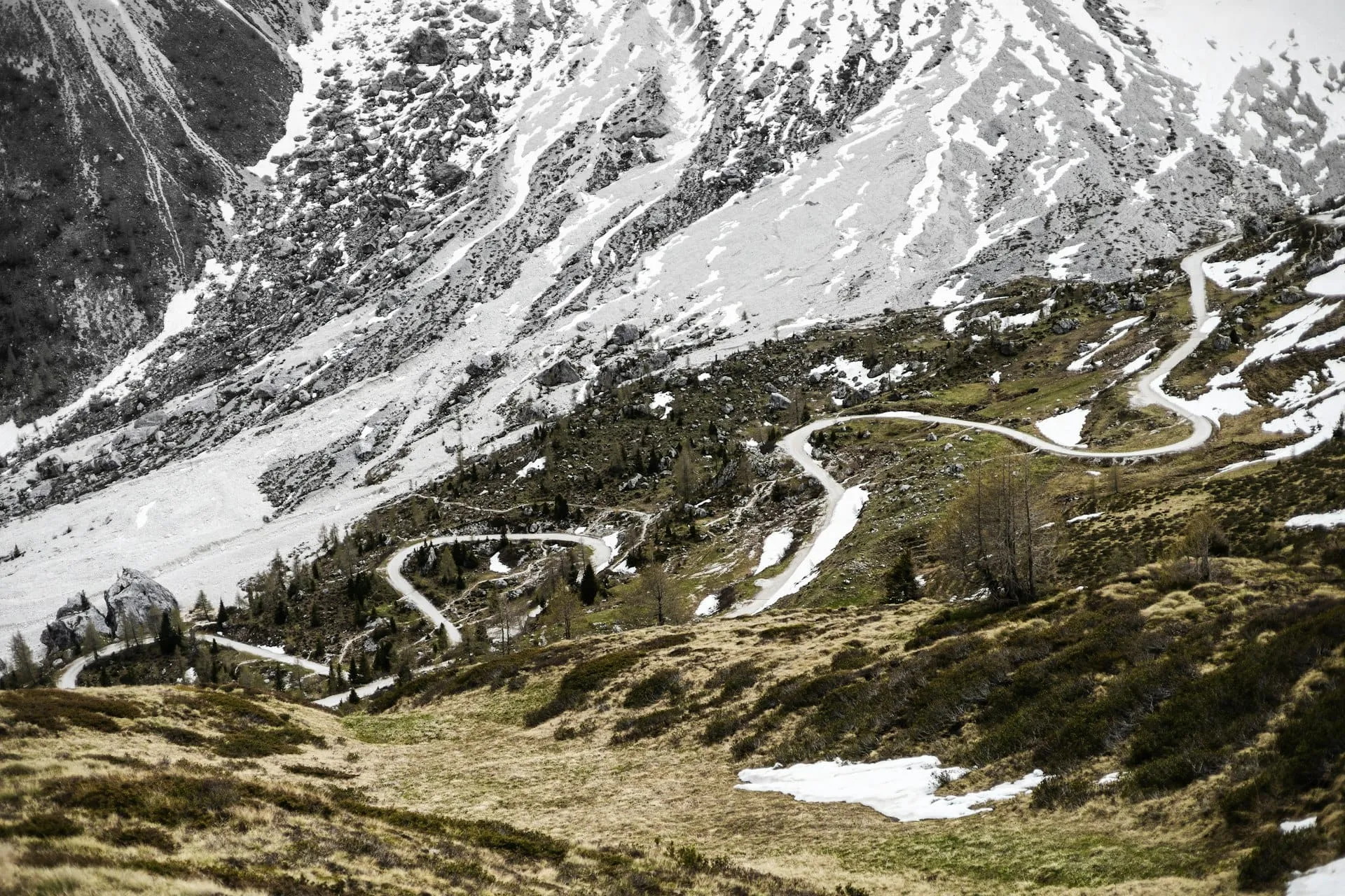 I tornanti sovrapposti del passo dello Stelvio visti dall'alto